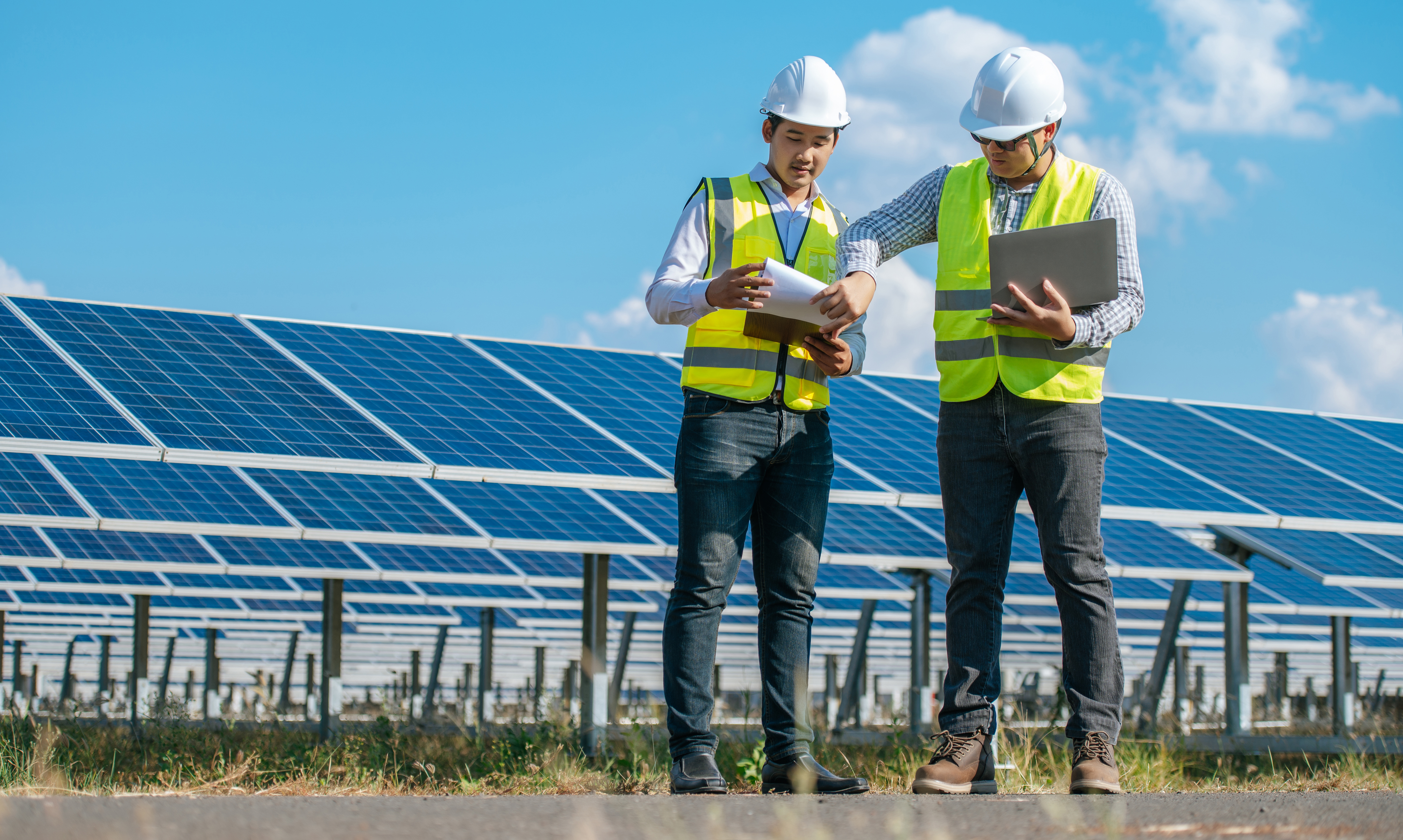 Grid-connected vs off-grid solar system comparison for home and business