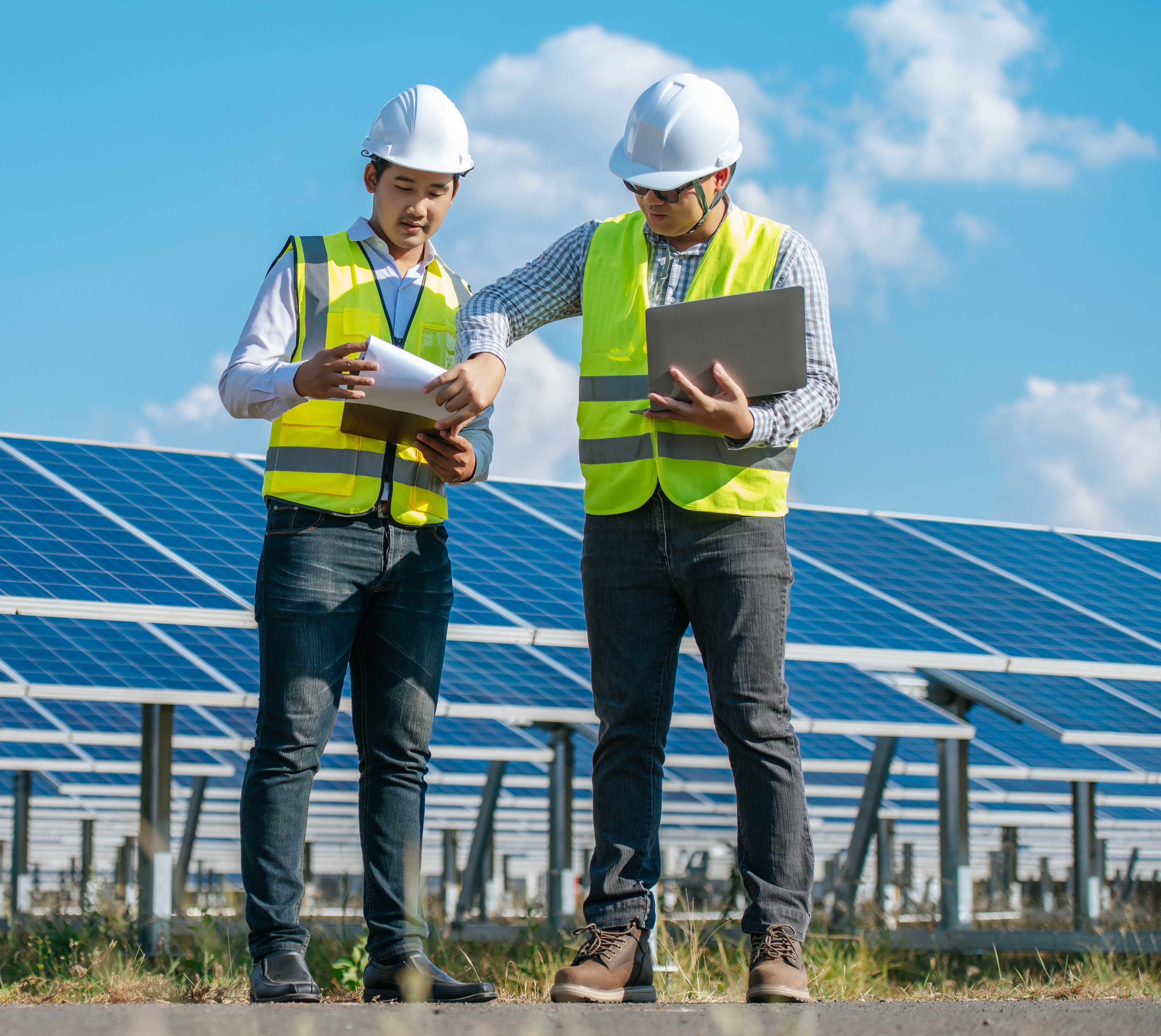 Grid-connected vs off-grid solar system comparison for home and business.